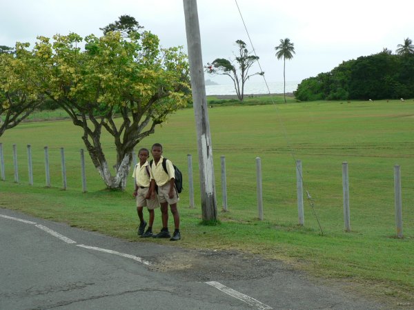 38- Ecoliers attendant le bus 